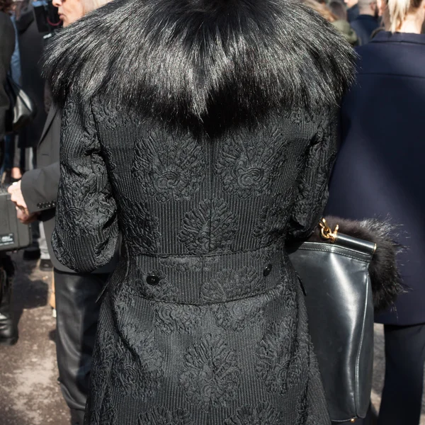 Pessoas fora Armani desfiles de moda edifício para Milan Women 's Fashion Week 2014 — Fotografia de Stock