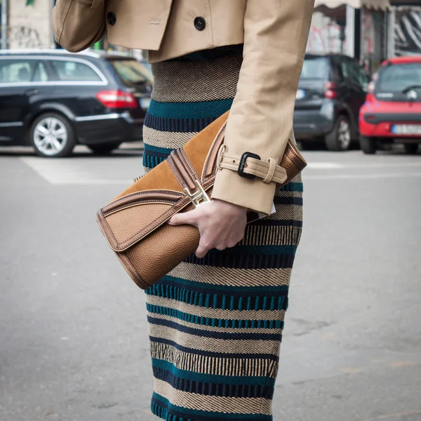 Detail des Outfits einer Frau vor dem Gebäude der Armani-Modenschauen zur Mailänder Frauenmodewoche 2014 — Stockfoto