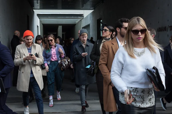 Les gens devant Armani défilés de mode bâtiment pour Milan Women's Fashion Week 2014 — Photo