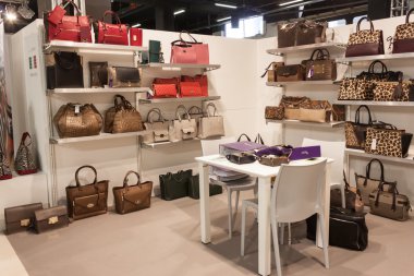Milano, İtalya mipap ticaret fuarında sergilenen Çantalar