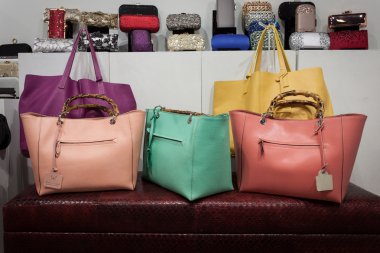 Milano, İtalya mipap ticaret fuarında sergilenen Çantalar