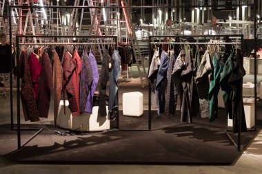 Milano, İtalya mipap ticaret fuarında sergilenen uzun pantolon