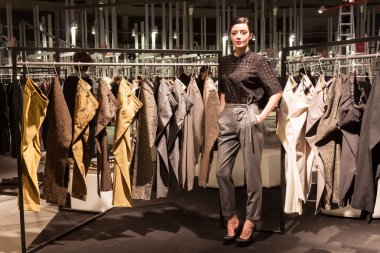 model poz mipap ticaret fuarında Milano, İtalya