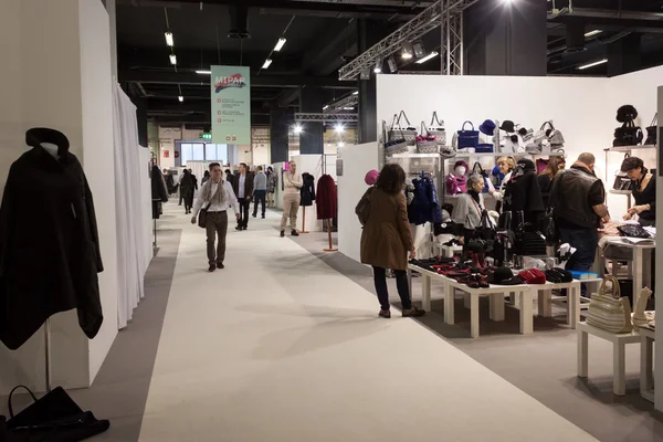 Personas que visitan la feria Mipap en Milan, Italy —  Fotos de Stock