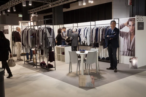 Persone in visita alla fiera Mipap a Milano — Foto Stock