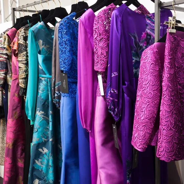 Vestidos coloridos em exposição na feira Mipap em Milão, Itália — Fotografia de Stock