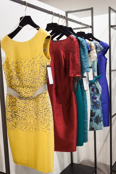 Färgglada klänningar på displayen på mipap mässa i Milano, Italien — Stockfoto