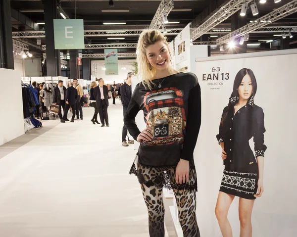 Model posing at Mipap trade show in Milan, Italy — Stock Photo, Image