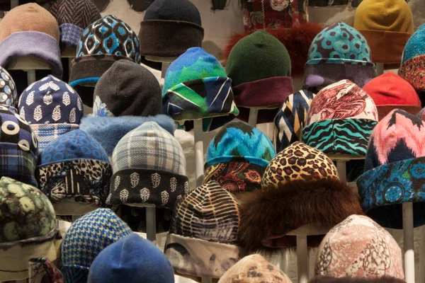 Chapeaux d'hiver exposés au salon Mipap à Milan, Italie — Photo