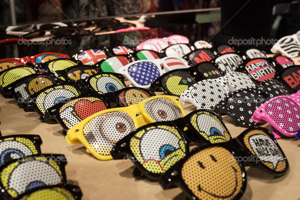 Occhiali divertenti in mostra alla fiera Mipap di Milano - Foto Stock:  Foto, Immagini © tinx 41545147