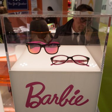 Barbie gözlük ekranda mido 2014 Milano, İtalya