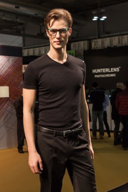 mido 2014 Milan, İtalya, gözlüklü modelleme yakışıklı genç