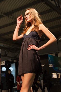 güzel bir kız ile gözlük mido 2014 Milan, İtalya, modelleme