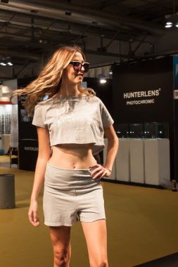 güzel bir kız ile gözlük mido 2014 Milan, İtalya, modelleme