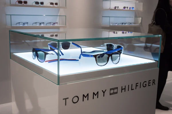 Tommy hilfiger okulary na wystawie w 2014 roku mido w Mediolan, Włochy — Zdjęcie stockowe