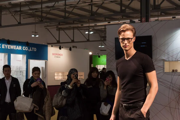 Pohledný mladý muž modelování s brýlemi na mido 2014 v Miláně, Itálie — Stock fotografie