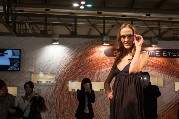 Hezká dívka modelování s brýlemi na mido 2014 v Miláně, Itálie — Stock fotografie