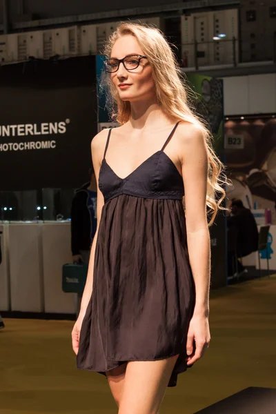 Ładna dziewczyna modelowania w okularach w 2014 roku mido w Mediolan, Włochy — Zdjęcie stockowe