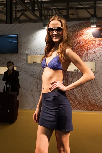 Hübsches Mädchen modelliert mit Brille auf der mido 2014 in Mailand, Italien — Stockfoto