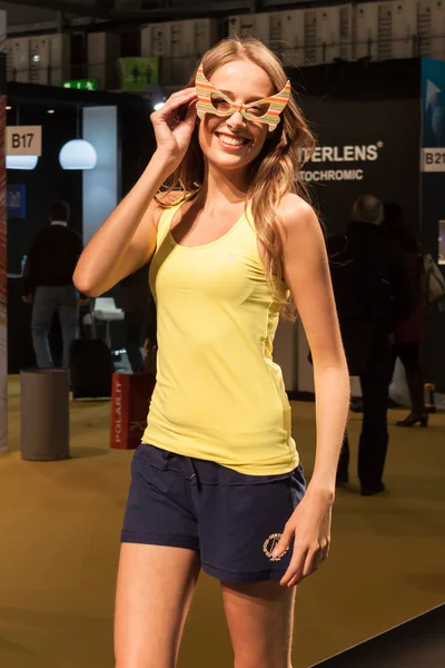 Bella ragazza modella con gli occhiali a Mido 2014 a Milano, Italia — Foto Stock