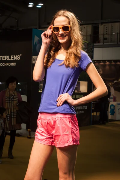 Jolie fille mannequin avec des lunettes à Mido 2014 à Milan, Italie — Photo