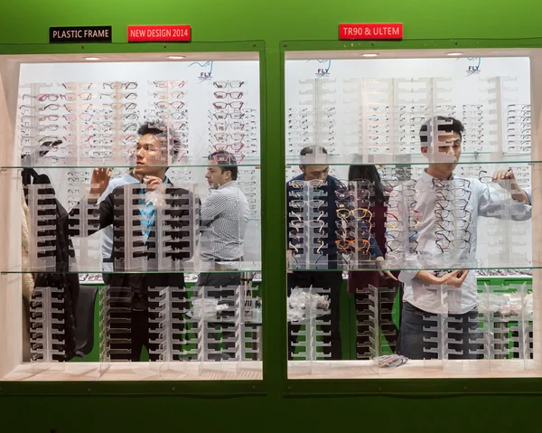 Mensen bezoeken mido 2014 in Milaan, Italië — Stockfoto