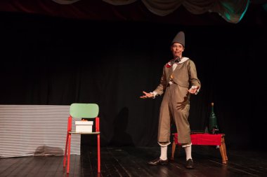 Sanatçı Iman lizarazu milan palyaço Festivali 2014 onun gösterisi gerçekleştirme