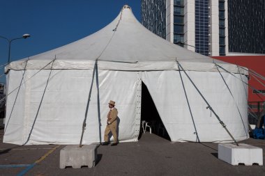 En iyi oyuncusu milan palyaço Festivali 2014 büyük çadırın dışında poz