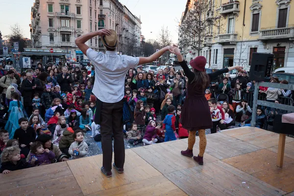 ミラノ クラウン祭 2014年でアクロバティックなショーの中で実行するアーティスト — ストック写真