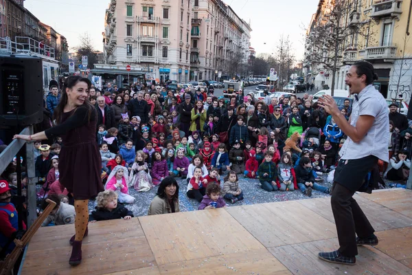 Artyści wykonujący w ich akrobatyczny show w Mediolanie pajac Festiwal 2014 — Zdjęcie stockowe