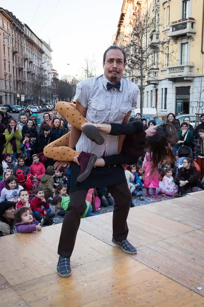 Kunstenaars in hun acrobatische show in Milaan clown festival 2014 uitvoeren — Stockfoto