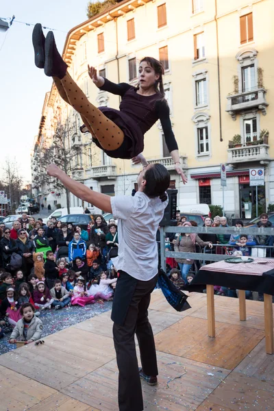 Artisten bei ihrer akrobatischen Show beim Mailänder Clownfestival 2014 — Stockfoto