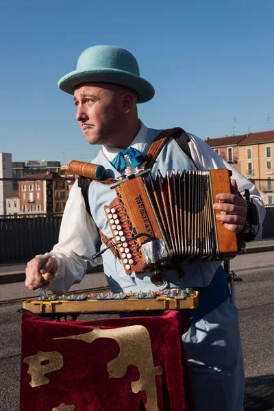 Performer mit Musik beim Mailänder Clown-Festival 2014 — Stockfoto