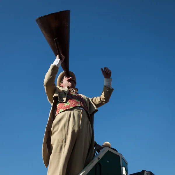 Intérprete llama a la gente usando un altavoz vintage en el Festival de payasos de Milán 2014 —  Fotos de Stock