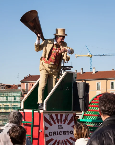 Performer roept mensen met behulp van een vintage loudhailer op Milaan clown festival 2014 — Stok fotoğraf