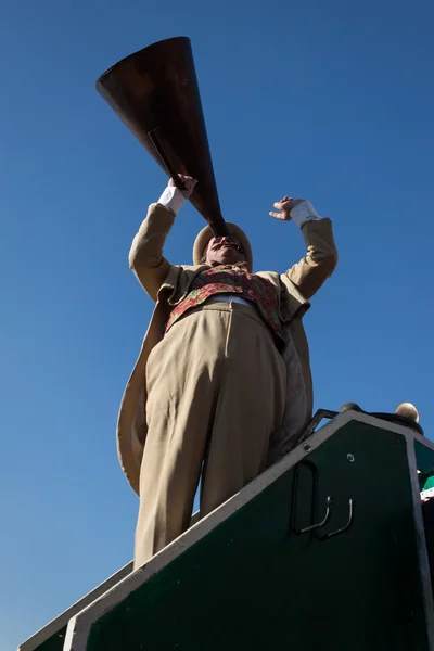 Performer roept mensen met behulp van een vintage loudhailer op Milaan clown festival 2014 — Stockfoto