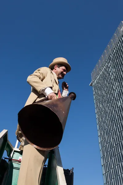 Intérprete llama a la gente usando un altavoz vintage en el Festival de payasos de Milán 2014 —  Fotos de Stock