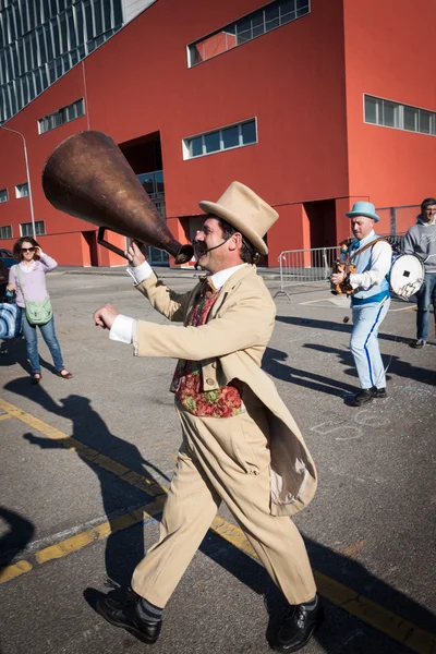 Interprete chiama la gente utilizzando un loudhailer vintage al Milan Clown Festival 2014 — Foto Stock
