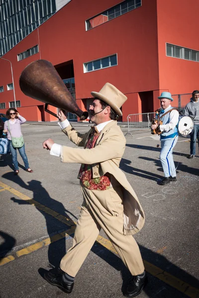 performer roept mensen met behulp van een vintage loudhailer op Milaan clown festival 2014