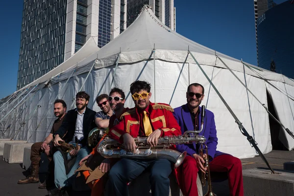 Музыканты, позирующие вне большой вершины на фестивале клоунов в Милане 2014 — стоковое фото