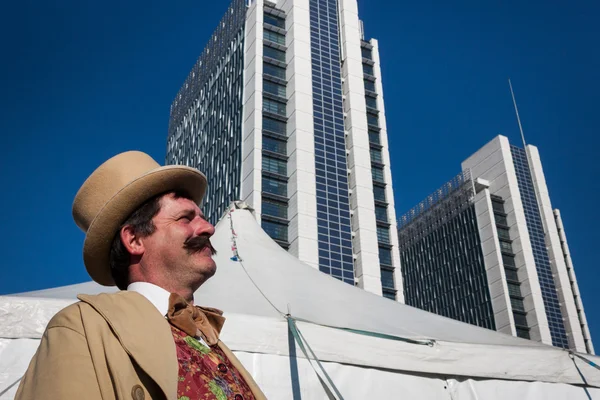 Performer posing outside the big top at Milan Clown Festival 2014 — Stock Photo, Image