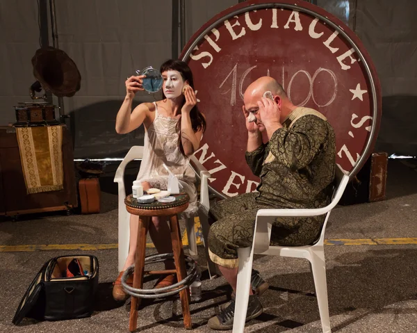 ミラノでの彼らのショーを実行する準備ができて得るアーティスト道化フェスティバル 2014 — ストック写真