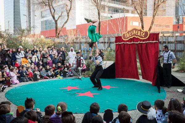 Artistes se produisant dans leur spectacle acrobatique au Milan Clown Festival 2014 — Photo