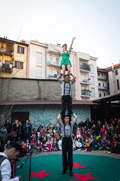 Artistes se produisant dans leur spectacle acrobatique au Milan Clown Festival 2014 — Photo