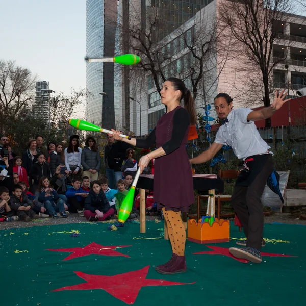 Konstnärer i deras akrobatiska show på Milano clown festival 2014 — Stockfoto