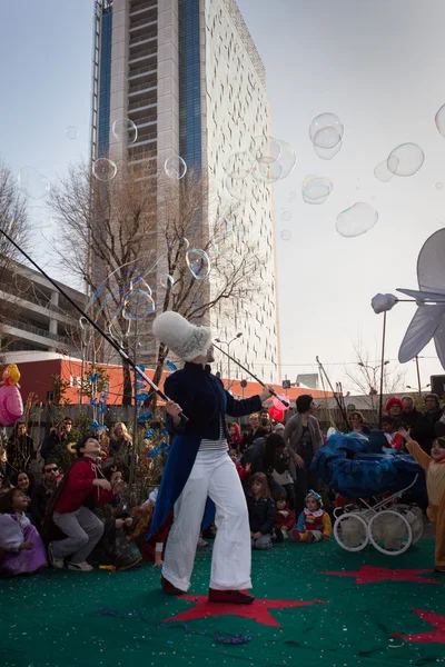 Kunstenaar met haar grote zeepbellen op Milaan clown festival — Stockfoto