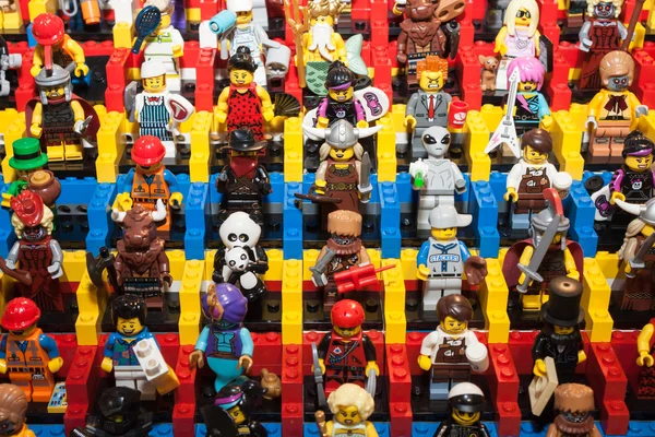 LEGO Minifiguren auf der cartoomics 2014 in Mailand, Italien — Stockfoto