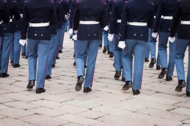 Yemin törenine katılan askeri okul öğrenciler