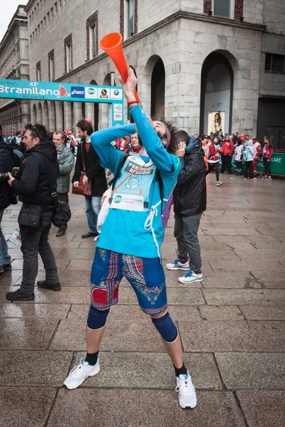 Atleta con trompeta en la media maratón de Stramilano — Foto de Stock