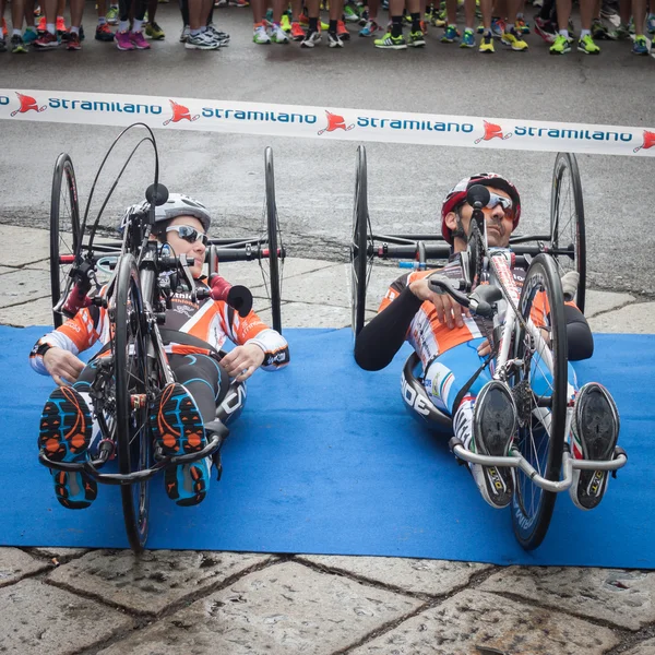 残疾的运动员参加 stramilano 的半程马拉松赛 — 图库照片